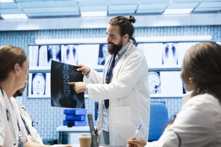 Best Spine Specialist in Indirapuram | Dr Pathak